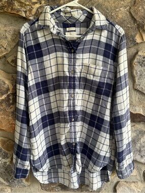 American Eagle Outfitters Navy and Cream Plaid Button-Up Flannel Shirt Large